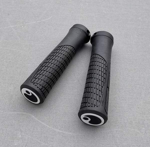 Ergon GA20 Griffe links und rechts Ergonomische, fahrerorientierte Griff für breite Riser Bars. P